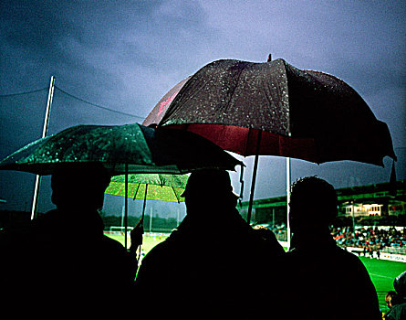足球场,下雨,晚间