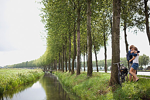 伴侣,搂抱,靠近,河,荷兰