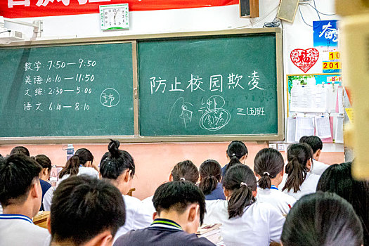 河南滑县,高三学生备战2019高考,早上五点起床读书