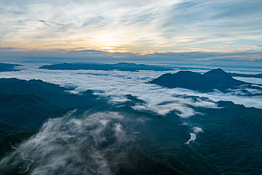 中国广西岑溪市天龙顶山地公园日出云海奇观