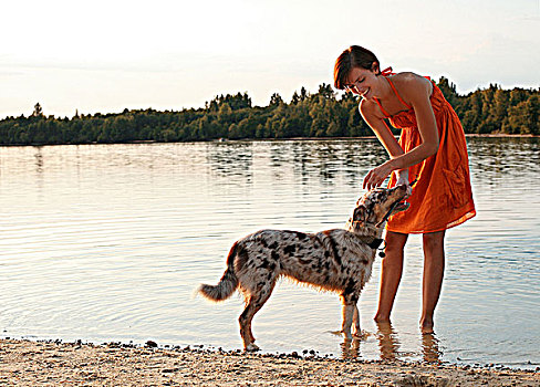女人,狗,湖岸