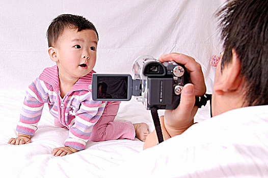 宝宝给宝宝摄像