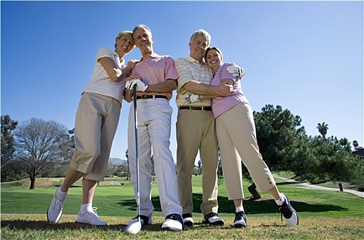 两个,夫妻,站立,并排,高尔夫球场,搂抱,微笑,正面,头像,贴地拍摄