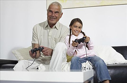 爷爷,孙女,玩电玩