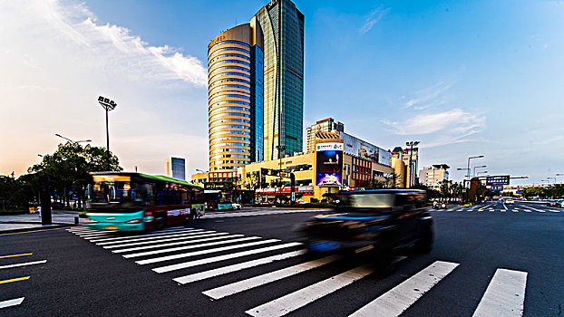 现代商业街景苏州狮山路