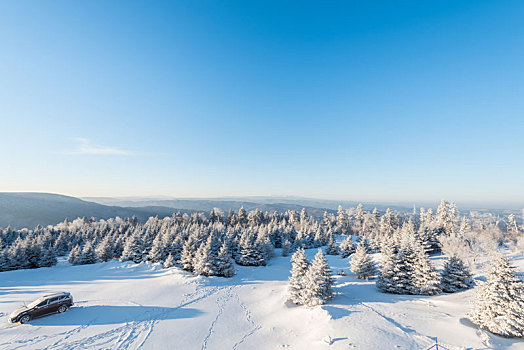 冬季长白山的雪地和雾凇