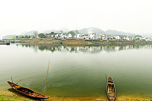 江河,山村,船