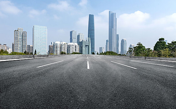 汽车广告背景,向前的公路和广州现代城市景观
