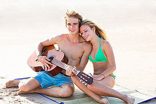 金发,年轻,游客,情侣,弹吉他,海滩