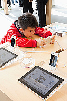中国,香港,苹果,商店,男孩,看,苹果手机