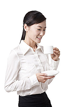 拿着咖啡杯并微笑着的商务女性