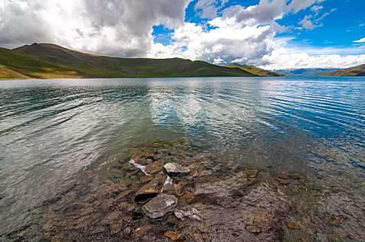 西藏羊卓雍措湖风光