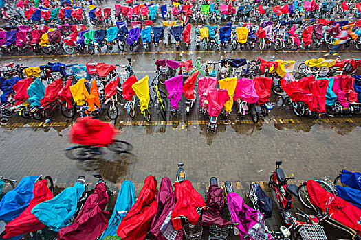 雨中多彩的自行车电瓶车停车场