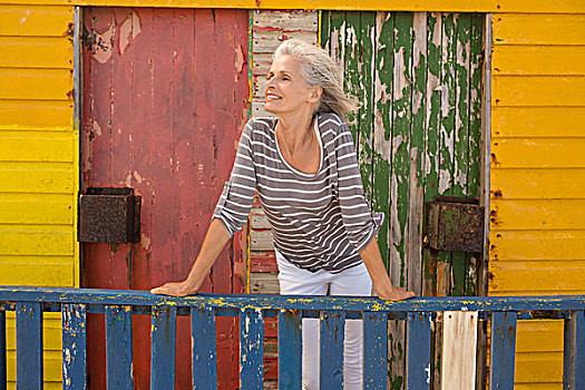 高兴,老年,女人,靠着,栏杆,小屋