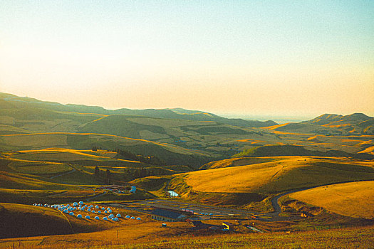 新疆江布拉克大草原夕阳下的麦田草原