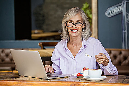 头像,老年,女人,使用笔记本,电脑,吃饭,早餐,咖啡,店