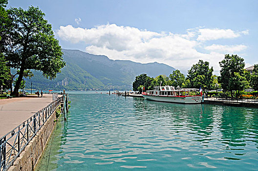 船,码头,安锡湖,上萨瓦,隆河阿尔卑斯山省,法国,欧洲