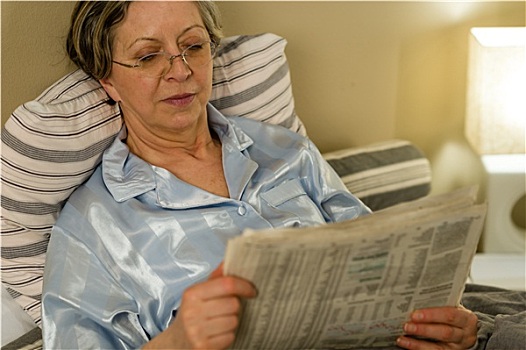 退休,女人,读报,睡觉