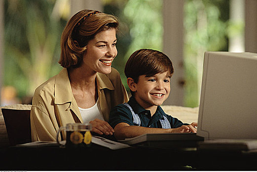 母亲,儿子,用电脑,微笑