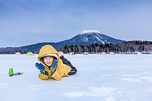 雪地里玩耍的孩子