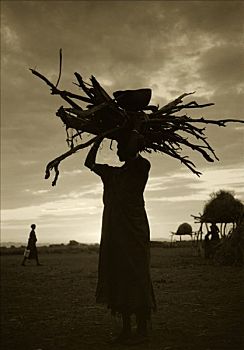 埃塞俄比亚,奥莫河三角洲,达桑内科,女人,一些,木头,家,日落