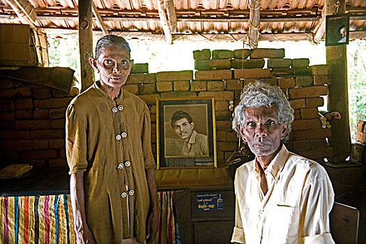 妻子,钱,帮助,老年,建筑,水管,房子,买,家居用品,衣服,十一月,2007年,斯里兰卡
