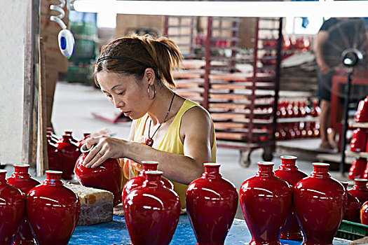 重庆世国华陶瓷工艺制品有限公司员工正在生产陶器