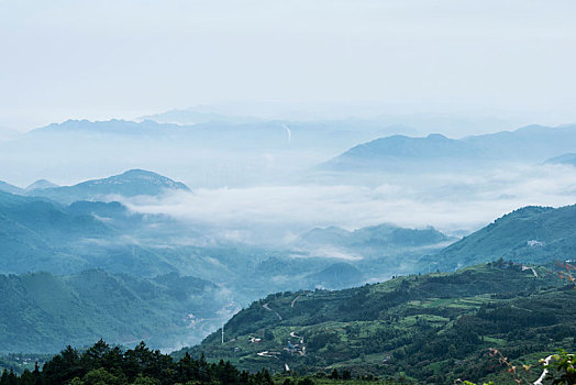 晨雾中的重庆綦江区万盛黑山镇的乡村风光