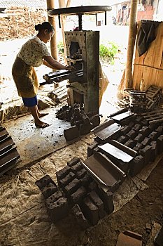 女人,制作,粘土,房瓦,中爪哇,爪哇,印度尼西亚