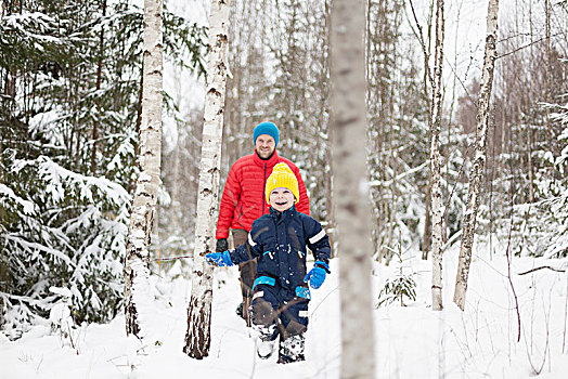 男人,儿子,走,雪中,遮盖,树林