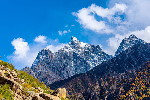 中国西藏山南市雅鲁藏布江峡谷旁的高山