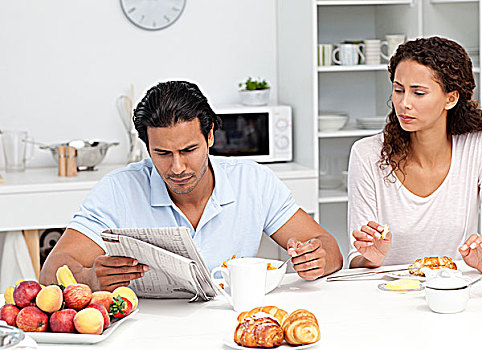 专注,伴侣,读,报纸,一起,早餐,厨房