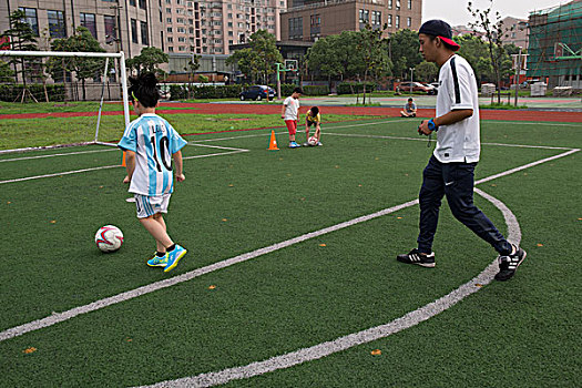 上海浦东北蔡中心小学开展的暑期足球培训课程