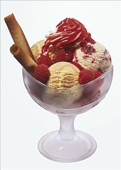圣代冰淇淋,牛奶冰淇淋,树莓,树莓酱