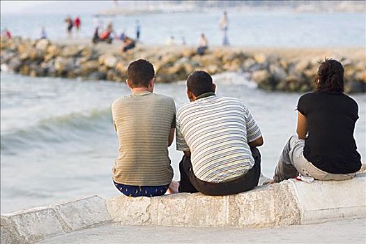 三个人,坐,石台,海边,以弗所,土耳其
