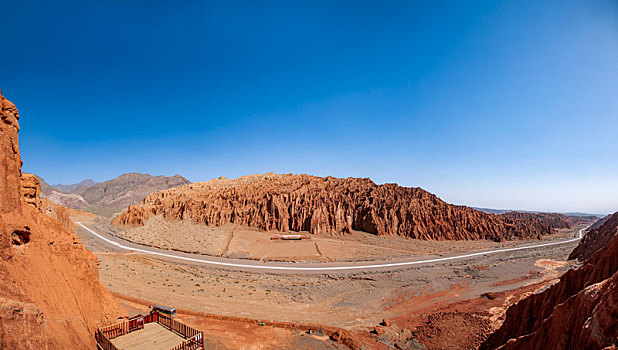 俯瞰新疆吐鲁番市火云谷景区公路