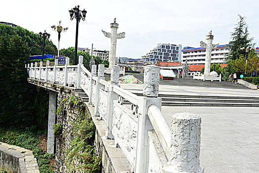 湖北民族学院大学生广场