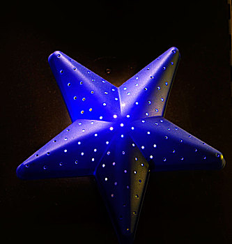 蓝色五角星造型的灯