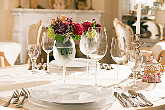 喜庆,桌面布置,餐具摆放,葡萄酒杯,花,标签,名字