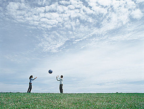 男青年,女人,站立,草,远景,投掷,球