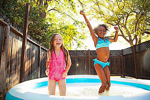 两个女孩,跳跃,花园,涉水,游泳池