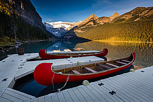 独木舟,并列,码头在黎明,路易丝湖,班芙国家公园,阿尔伯塔,加拿大