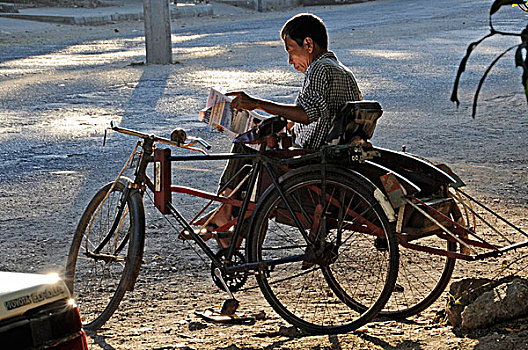 缅甸,仰光,一个,男人,读,报纸,坐,人力车