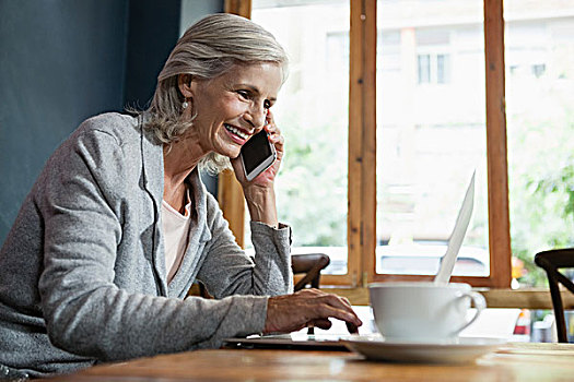 微笑,老年,女人,交谈,手机,工作,笔记本电脑,咖啡,店