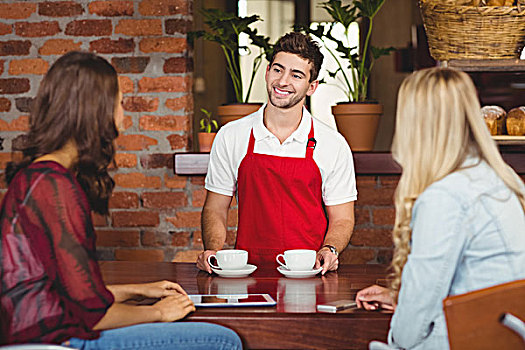 微笑,服务员,咖啡,顾客,两个,咖啡馆