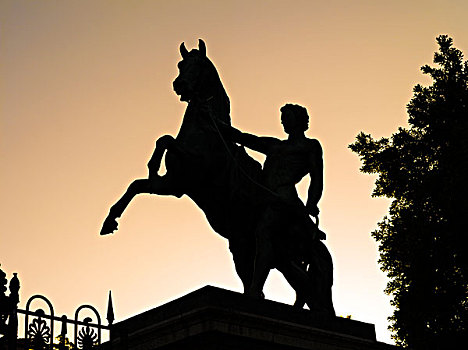 骑马雕像,那不勒斯