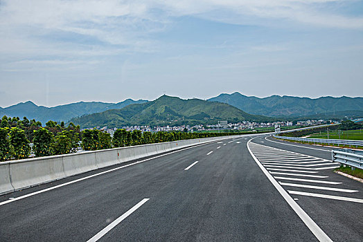 山谷中的高速公路