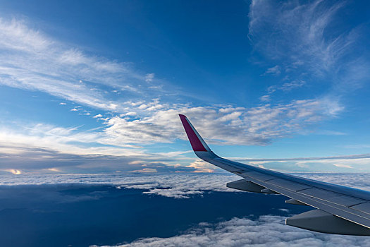 从飞机窗口看飞机在云上的飞行