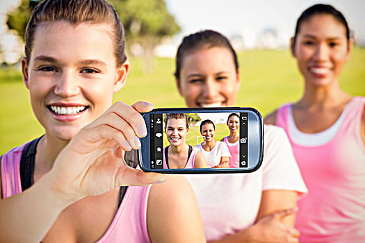 合成效果,图像,握着,智能手机,展示,三个,微笑,女人,穿,粉色,乳腺癌