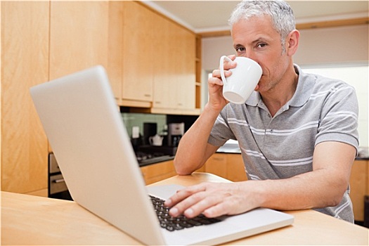 男人,笔记本电脑,喝咖啡